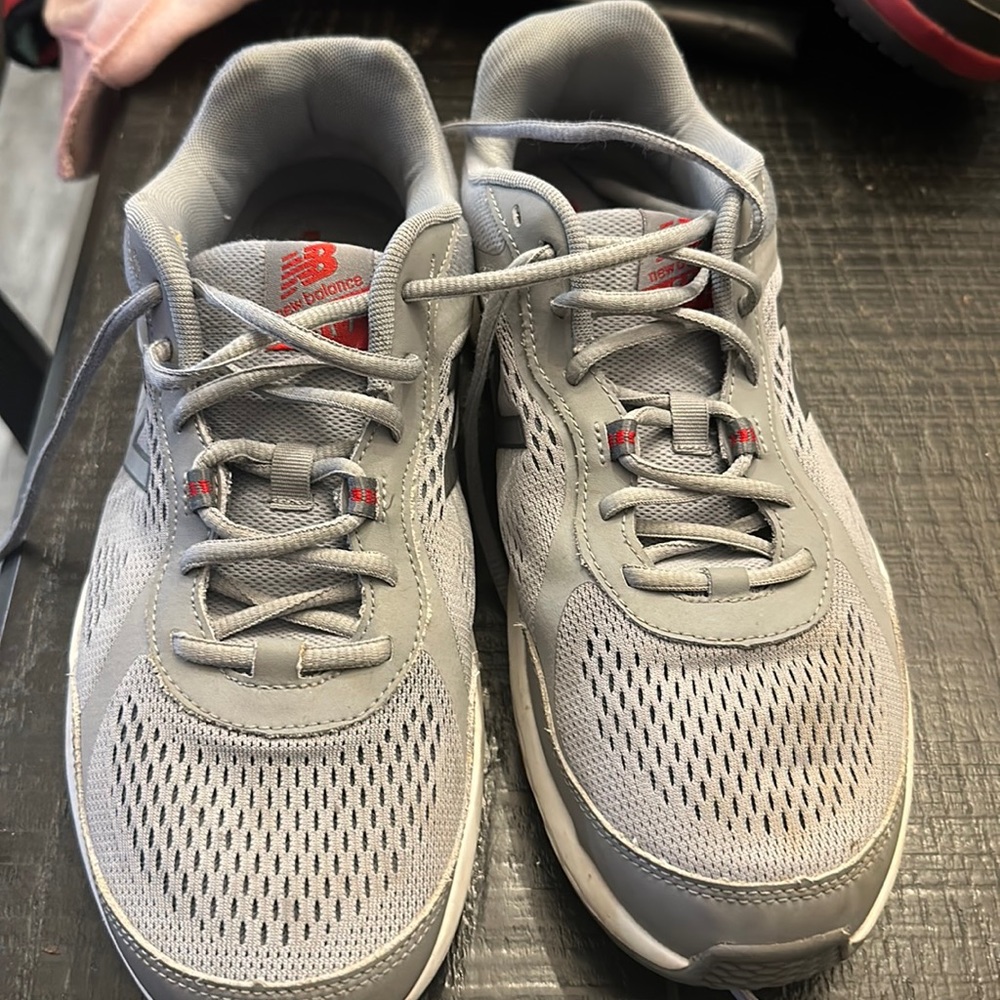 Men’s New Balance 10,5 sneakers .gray excellent condition
